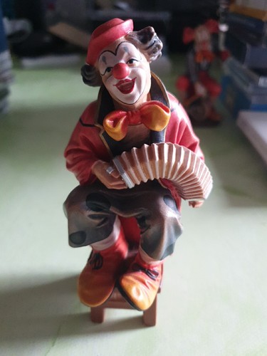 Holzgeschnitzte figur clown - figur,