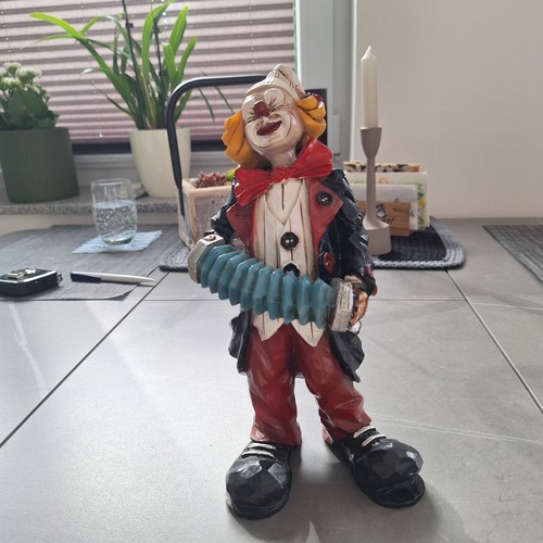 Clown mit ziehharmonika - mit,