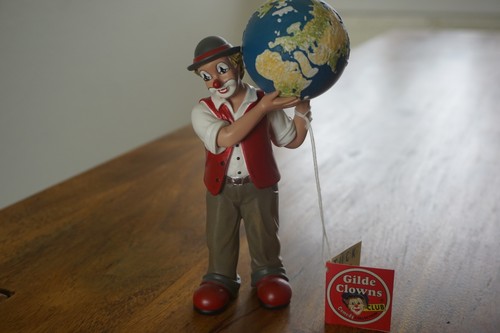 Gilde clown mit weltkugel - clown,