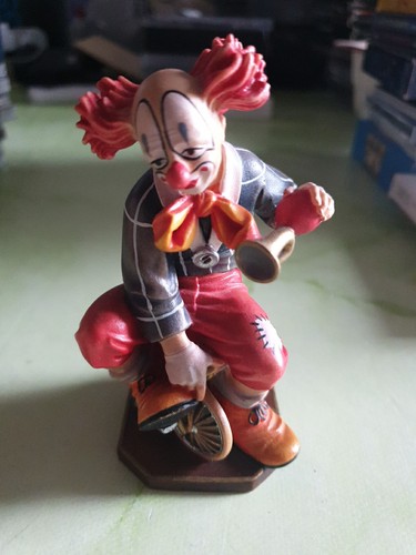 Holzgeschnitzte clownfigur - holzgeschnitzte,