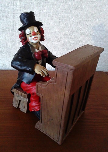 Clown mit klavier von gilde - mit,