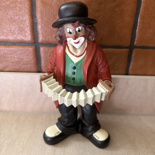 Clown figur mit ziehharmonika - figur,