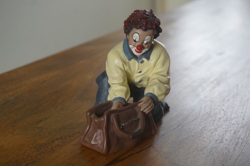 Gilde clown mit geschenk - clown, in