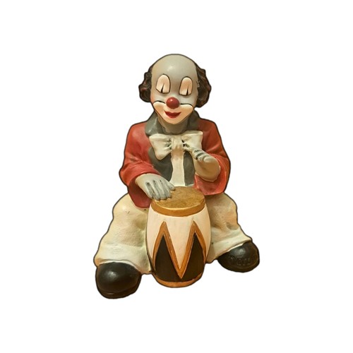 Clown sitzend mit trommel - sitzend,