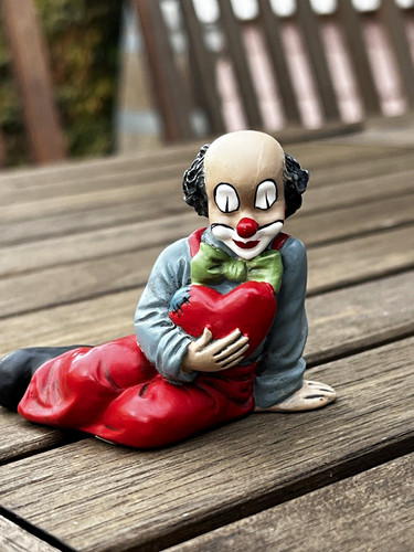 Gilde clown figur mit herz - figur,